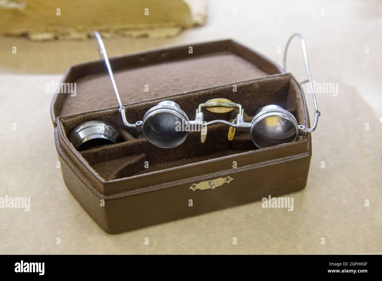 Vintage-Brille im Lederetui. Retro-Brillen Stockfoto