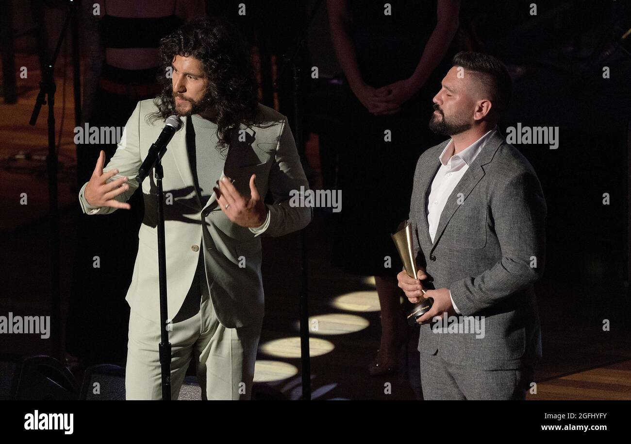 Nashville, USA. August 2021. Dan Smyers, links, und Shay Mooney von Dan Shay sprechen auf der Bühne bei den 14. Jährlichen ACM-Ehrungen im Ryman Auditorium am Mittwoch, 25. August 2021, in Nashville, Tennessee. Quelle: Imagespace/Alamy Live News Stockfoto