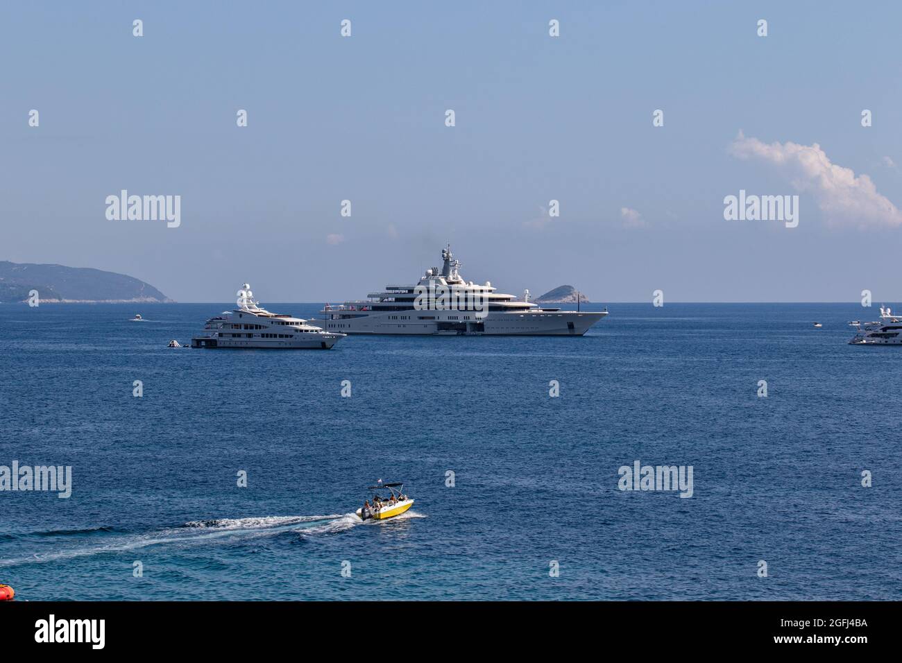 Dubrovnik, Kroatien. August 2021. Blick auf die Yachten Eclipse und Octopus, die an den Ufern der Stadt Dubrovnik ankommen. Die Yacht von Roman Abramowitsch kommt etwa einmal im Jahr in der Stadt Dubrovnik an, aber in diesem Jahr erschien neben der Eclipse-Yacht auch die Octopus-Yacht, die dem Milliardär Paul Allen gehörte, vor der Küste der Stadt, wurde aber nach seinem Tod verkauft. Wer der Besitzer der zweiten Yacht ist, ist noch nicht bekannt. Kredit: SOPA Images Limited/Alamy Live Nachrichten Stockfoto