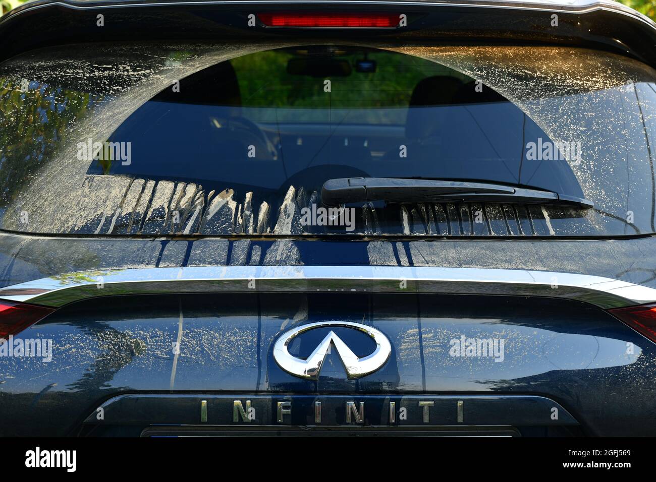 Der Infiniti QX50-Heckscheibenwischer entfernt Staub und Schmutz von der Heckscheibe nach der Geländefahrt. Reinigen und waschen schmutzige Glasfenster des Crossover SUV Infinit Stockfoto