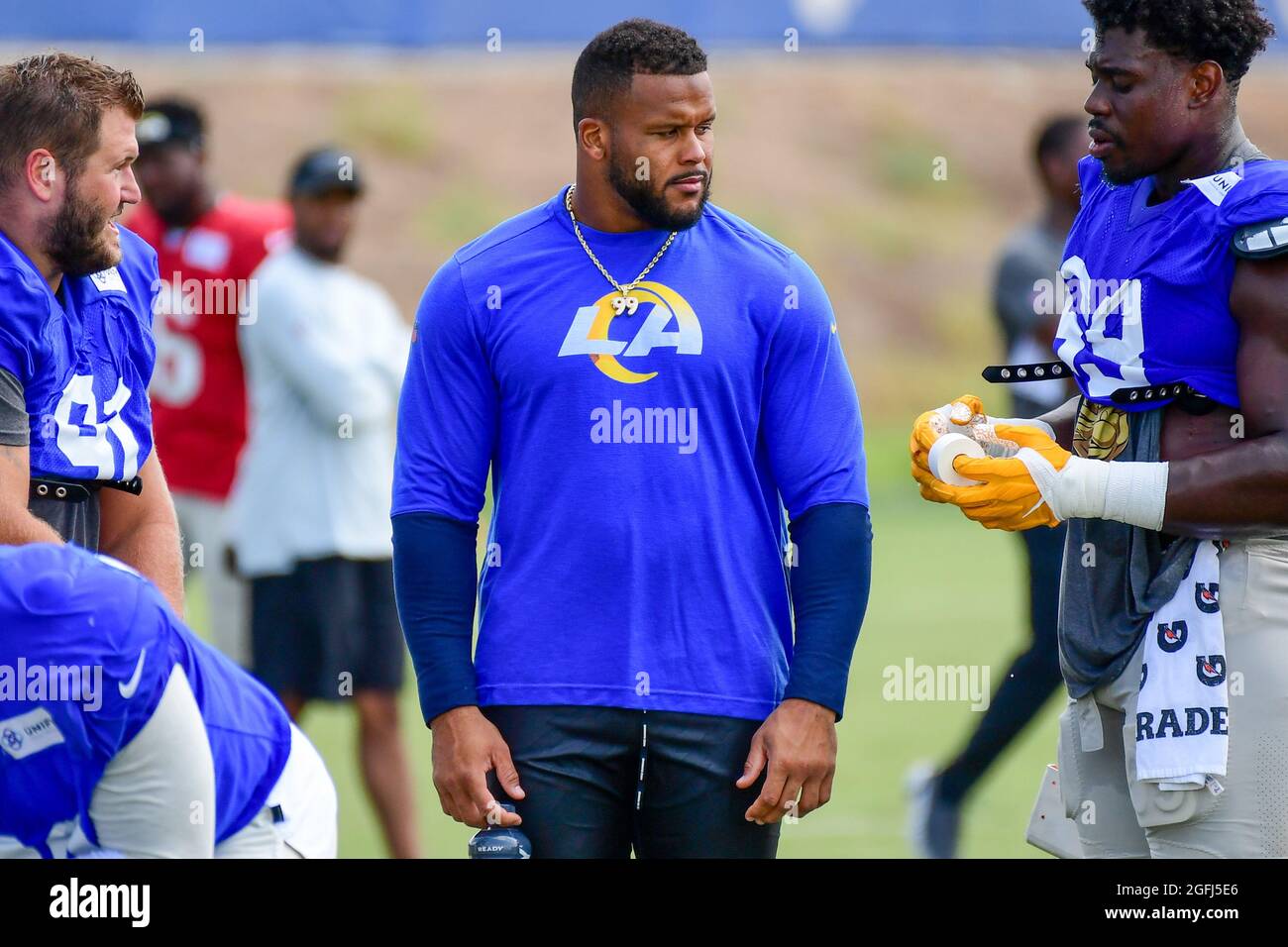 Aaron Donald (99) trägt während des Trainingslagers am Donnerstag, den 19. August 2021, in Thousand Oaks, Kalifornien, in Los Angeles Rams Defensivlineman Aaron Donald (D Stockfoto