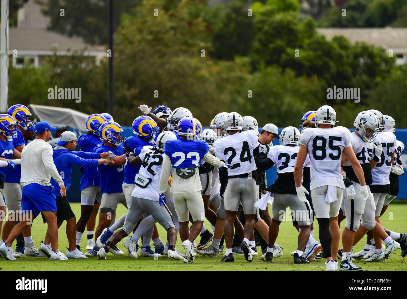 Während des Trainingslagers am Donnerstag, den 19. August 2021, bricht ein Kampf zwischen den Los Angeles Rams und den Las Vegas Raiders in Thousand Oaks, Kalifornien, aus Stockfoto