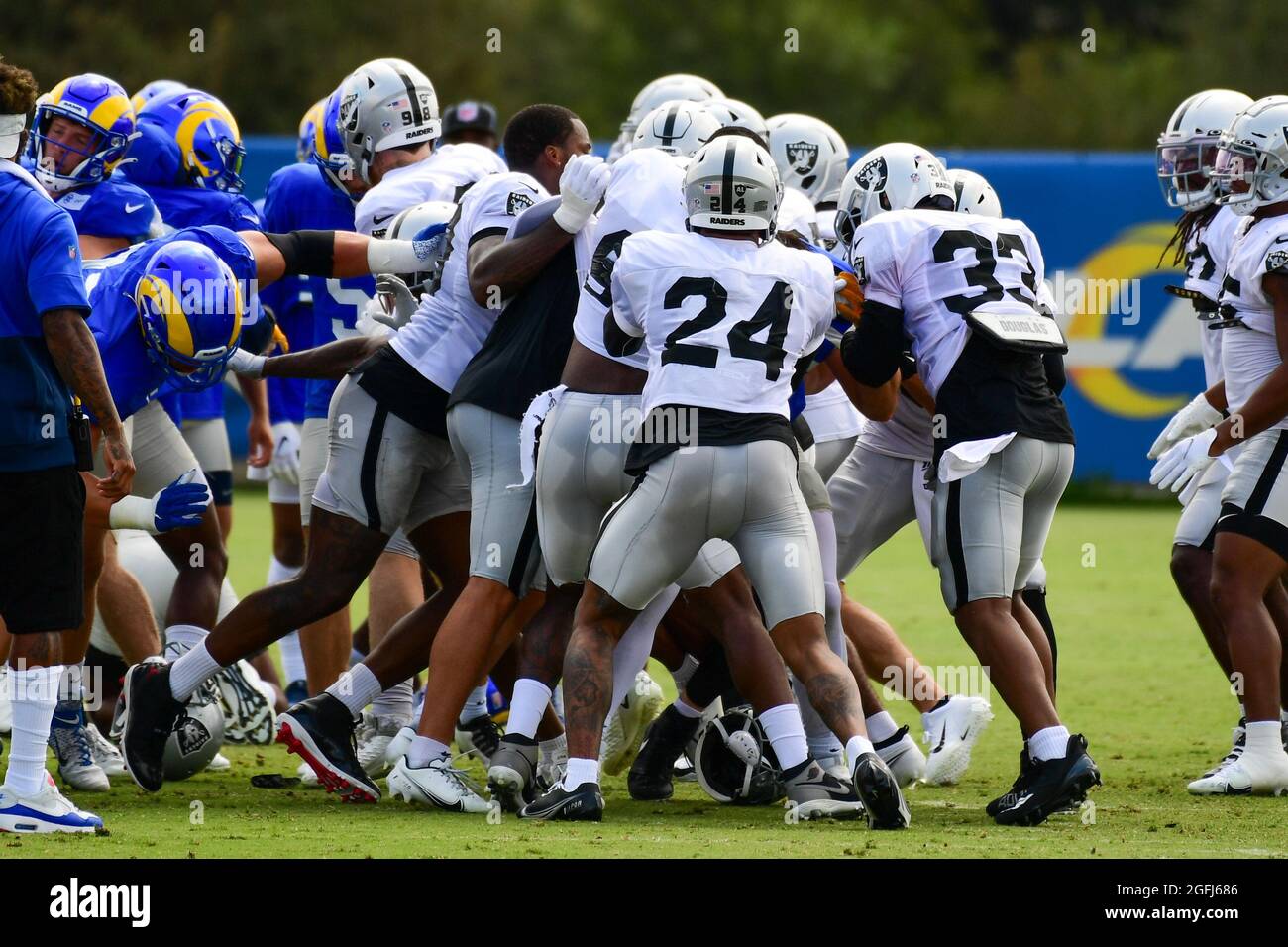 Während des Trainingslagers am Donnerstag, den 19. August 2021, bricht ein Kampf zwischen den Los Angeles Rams und den Las Vegas Raiders in Thousand Oaks, Kalifornien, aus Stockfoto