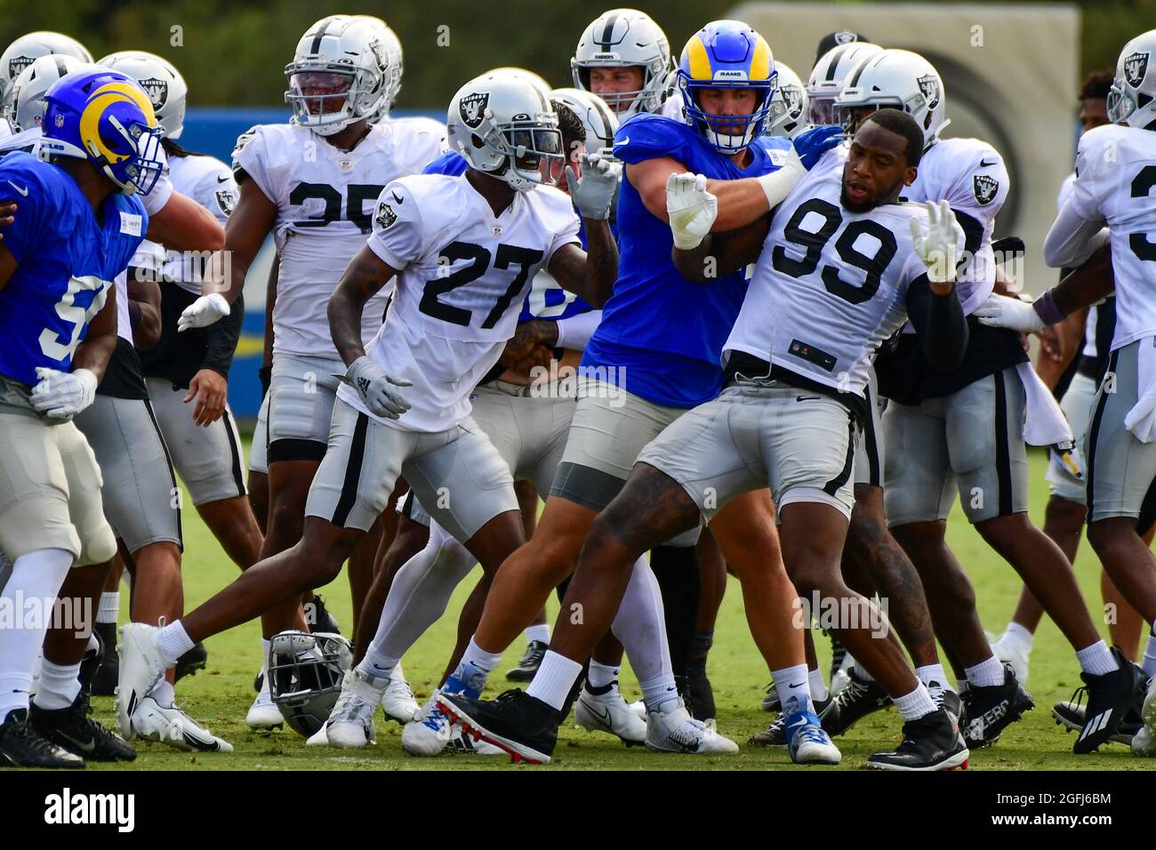 Während des Trainingslagers am Donnerstag, den 19. August 2021, bricht ein Kampf zwischen den Los Angeles Rams und den Las Vegas Raiders in Thousand Oaks, Kalifornien, aus Stockfoto