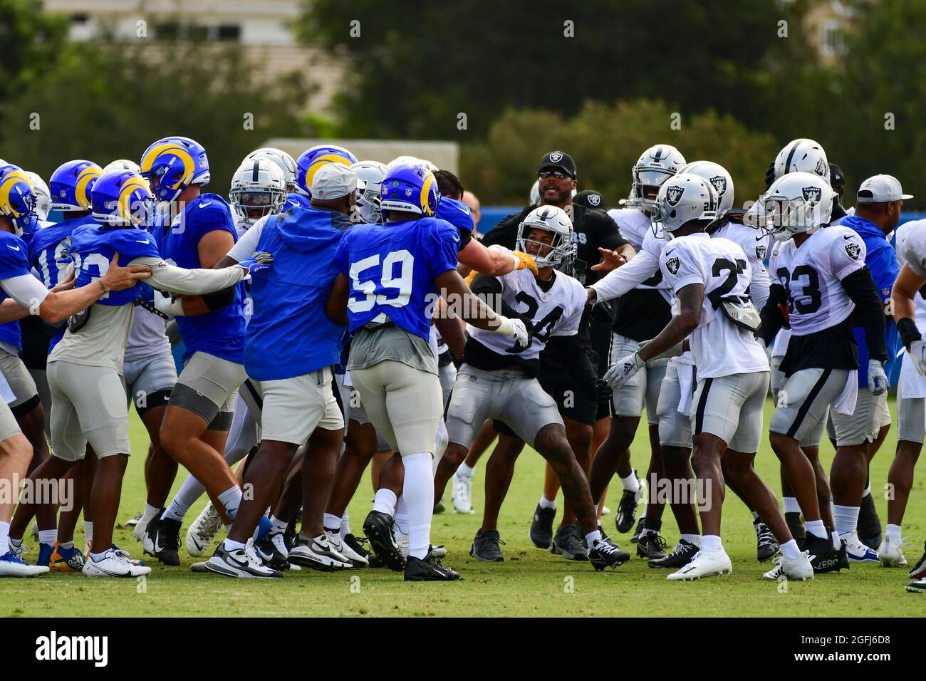 Während des Trainingslagers am Donnerstag, den 19. August 2021, bricht ein Kampf zwischen den Los Angeles Rams und den Las Vegas Raiders in Thousand Oaks, Kalifornien, aus Stockfoto