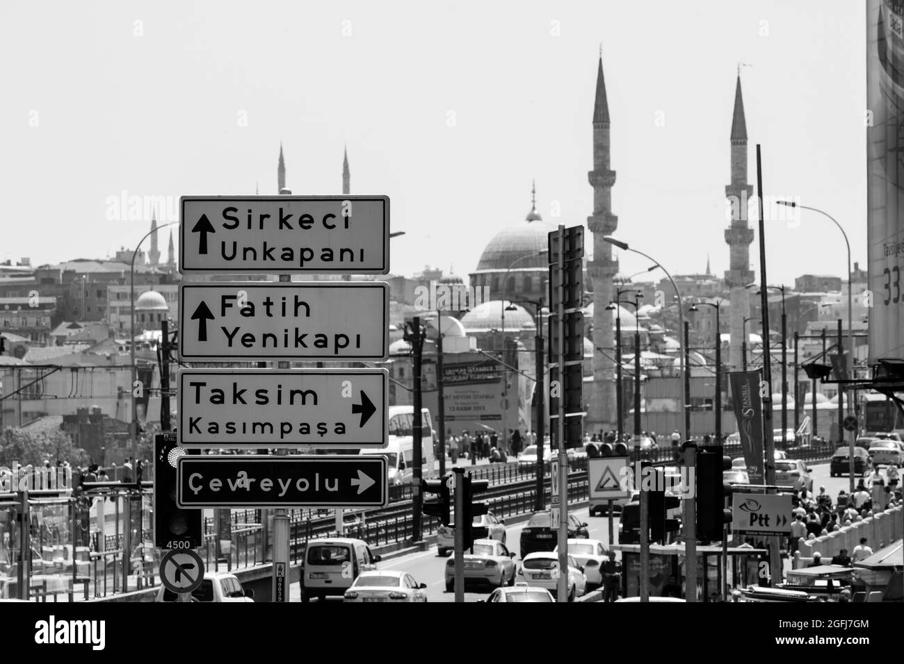 Istanbul, Türkei - 8. Juni 2014: Der Blick auf die Stadt Istanbul vom Galata-Turm mit der Neuen Moschee und der Galata-Brücke im Vordergrund. Stockfoto