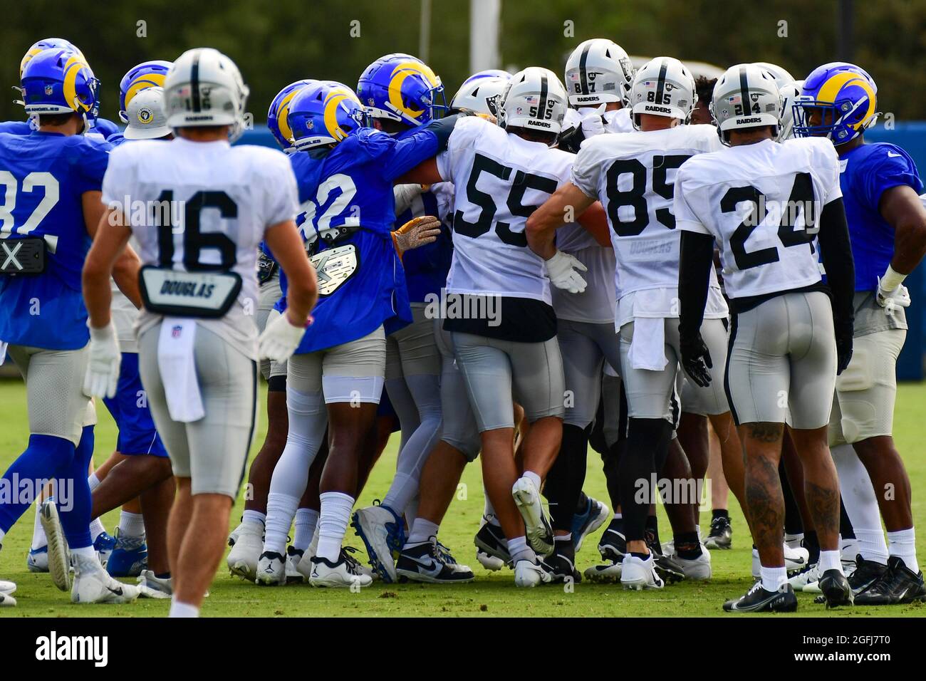 Während des Trainingslagers am Donnerstag, den 19. August 2021, bricht ein Kampf zwischen den Los Angeles Rams und den Las Vegas Raiders in Thousand Oaks, Kalifornien, aus Stockfoto