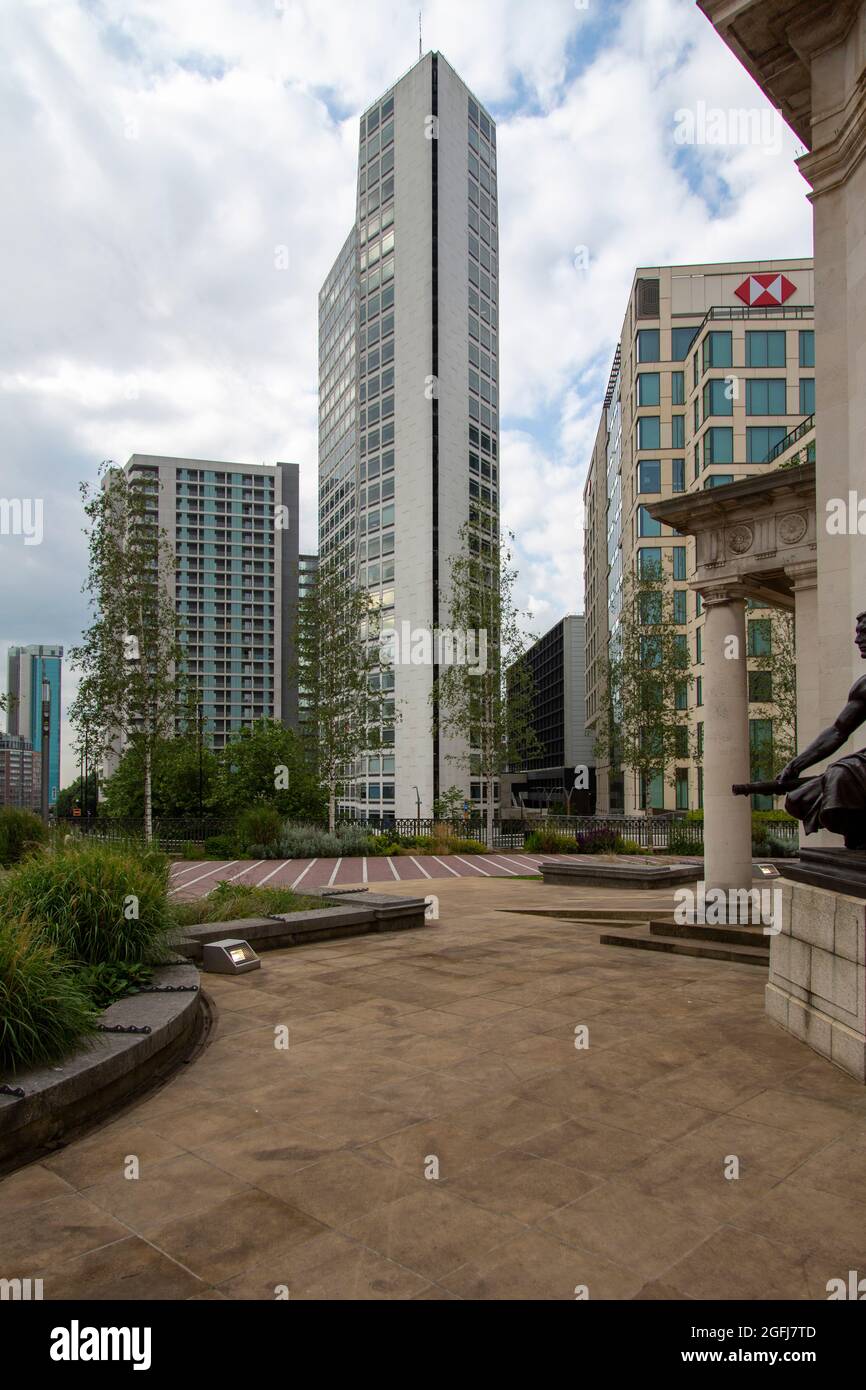 Blick über die Hall of Memory zum denkmalgeschützten Alpha Tower, einem schönen modernistischen Gebäude im Stadtzentrum von Birmingham, West Midlands, Großbritannien Stockfoto