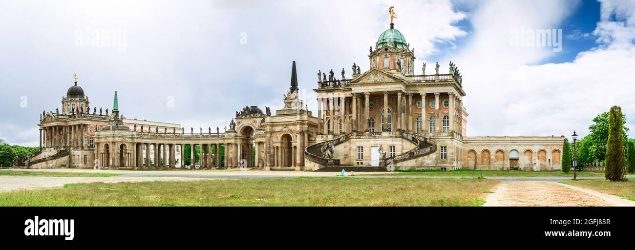 Die wunderschöne historische Stadt Potsdam in Deutschland ist für ihre alten und aufregenden Gebäude bekannt. Stockfoto