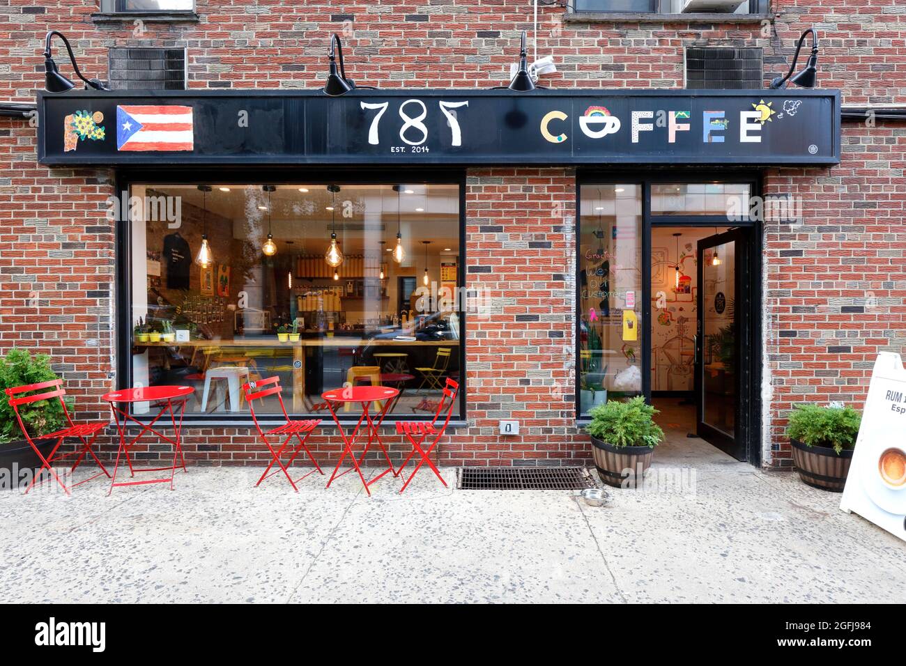 787 Coffee, 100 Lexington Ave at E 27. St, New York, NYC Schaufenster Foto einer Puerto Rico Farm to Cup Coffee Shop in Midtown Manhattan. Stockfoto