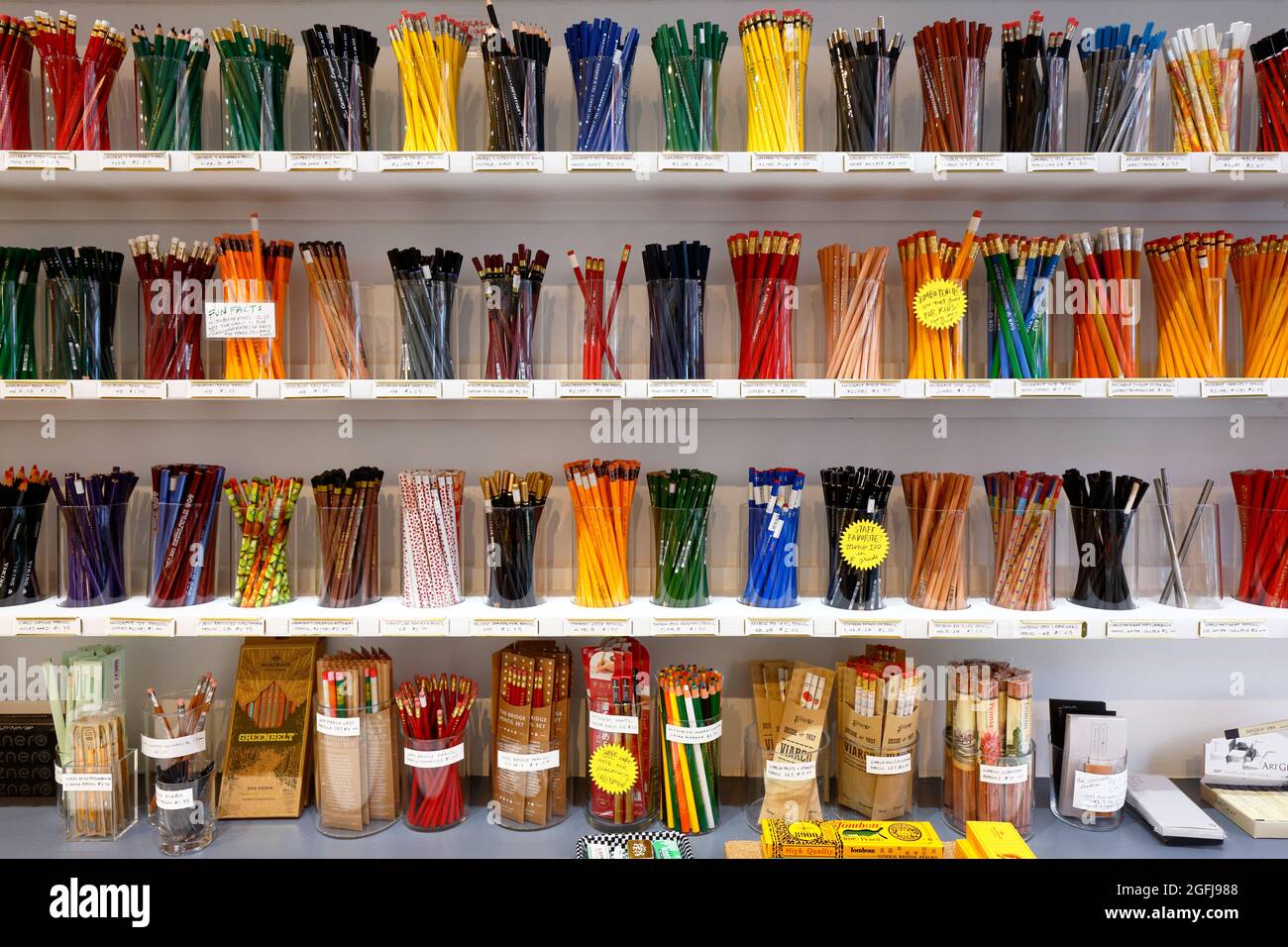 [Historical storefront] Kuratierte Bleistiftregale bei CW Pencil Enterprise, 15 Orchard St, New York, Lageristen für hochwertige Bleistifte und Schreibwaren. Stockfoto
