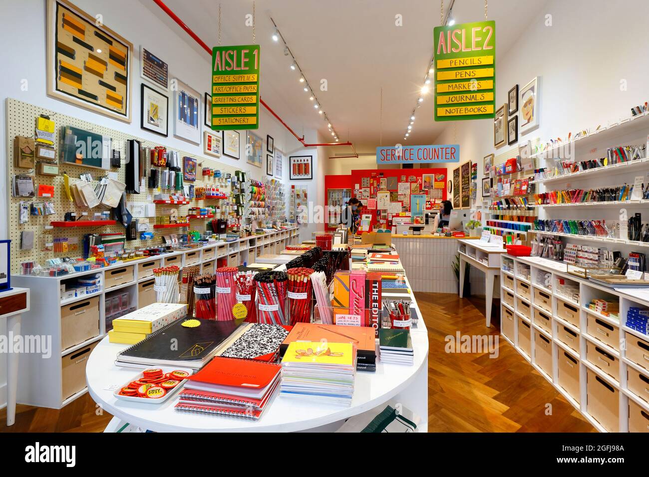 [Historical Storefront] CW Pencil Enterprise, 15 Orchard St, New York, NY. Inneneinrichtung eines Bleistiftladens und eines stationären Ladens in der Lower East Side Stockfoto