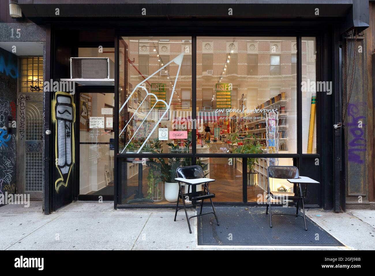 [Historisches Schaufenster] CW Pencil Enterprise, 15 Orchard St, New York, NYC Schaufenster Foto eines Bleistiftladens und eines stationären Ladens in der Lower East Side Stockfoto