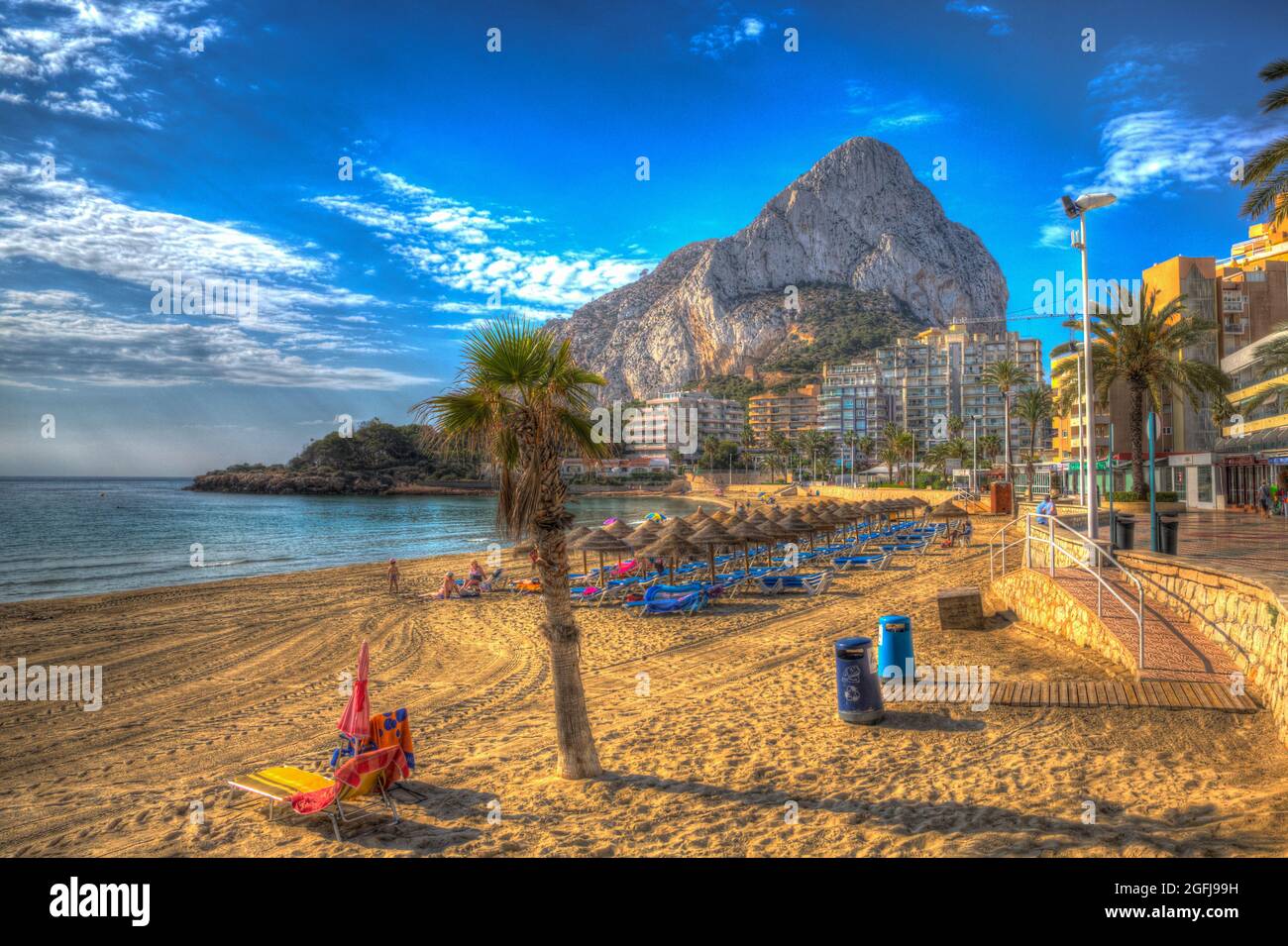 Calp Spanien Wahrzeichen Felsen von Levante La Fossa Strand Spanien bunte HDR Stockfoto