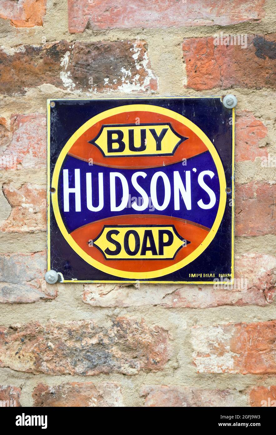 Kaufen Sie Hudson's Soap auf einem alten emaillierten Schild an der Wand im Freilichtmuseum von Beamish Stockfoto