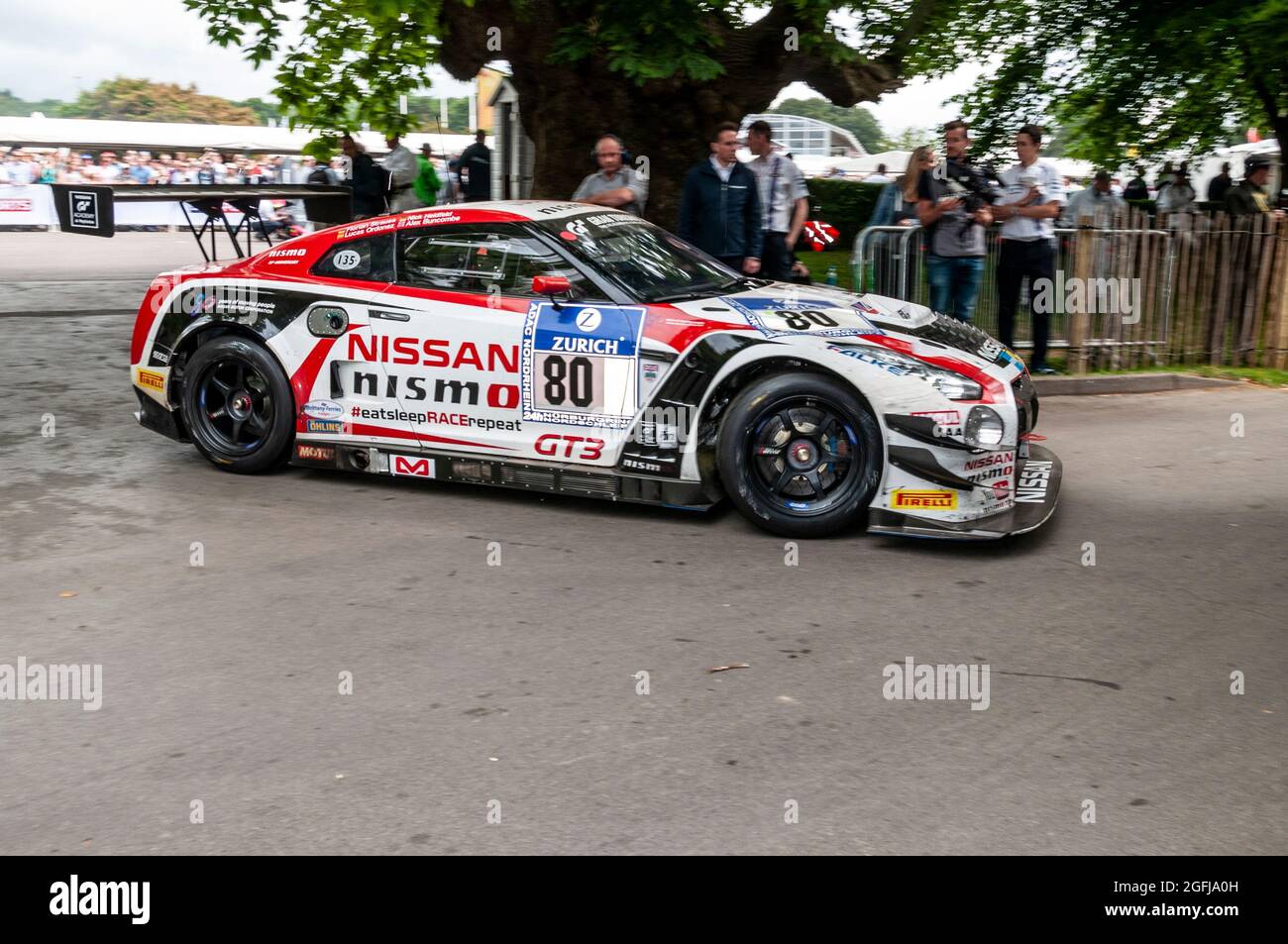 Nissan GT-R Nismo GT3-Rennwagen, der beim Goodwood Festival of Speed-Rennen 2014 auf die Bergrennbahn fährt. Stockfoto