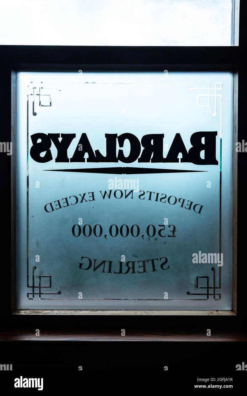 Innen des alten Barclays Bank-Gebäudes mit hinterleuchteten Schriftzügen auf Milchfenstern im Freilichtmuseum von Beamish Stockfoto