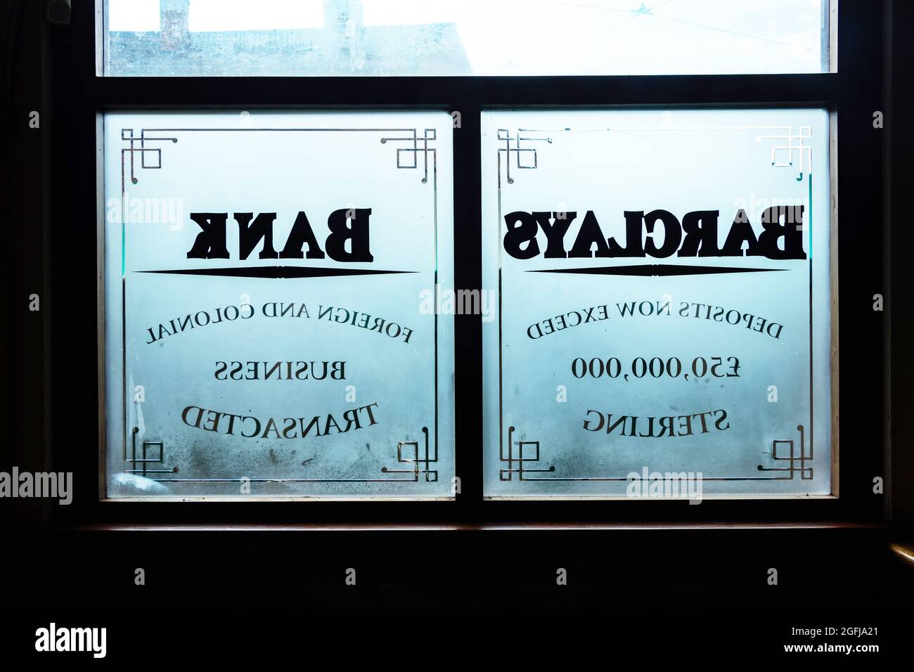 Innen des alten Barclays Bank-Gebäudes mit hinterleuchteten Schriftzügen auf Milchfenstern im Freilichtmuseum von Beamish Stockfoto