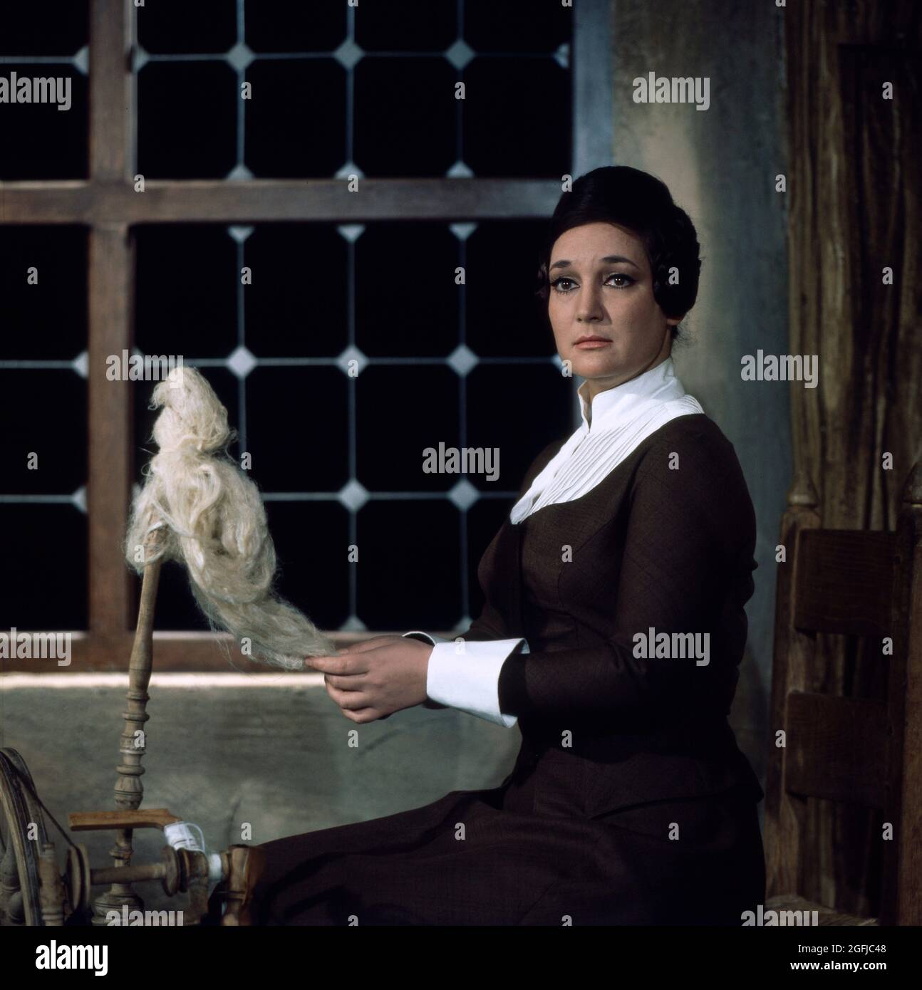 Edda Moser, berühmte deutsche Opernsängerin, Sopranistin, hier in der Rolle der Margarethe, in der Faust Oper von Charles Gounod, Foto um 1979. Edda Moser, berühmte deutsche Opernsängerin, Sopran, hier in der Rolle der Margarethe, in der Faust-Oper von Charles Gounod, Foto um 1979. Stockfoto