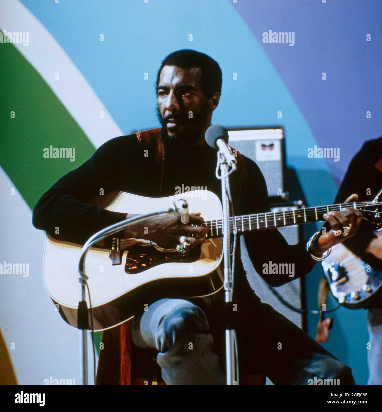 Richie Havens, amerikanischer Folk-Sänger und Gitarrist, bei einem Auftritt 1971. Richie Havens, amerikanischer Folk-Sänger und Gitarrist, bei einem Auftritt im Jahr 1971. Stockfoto