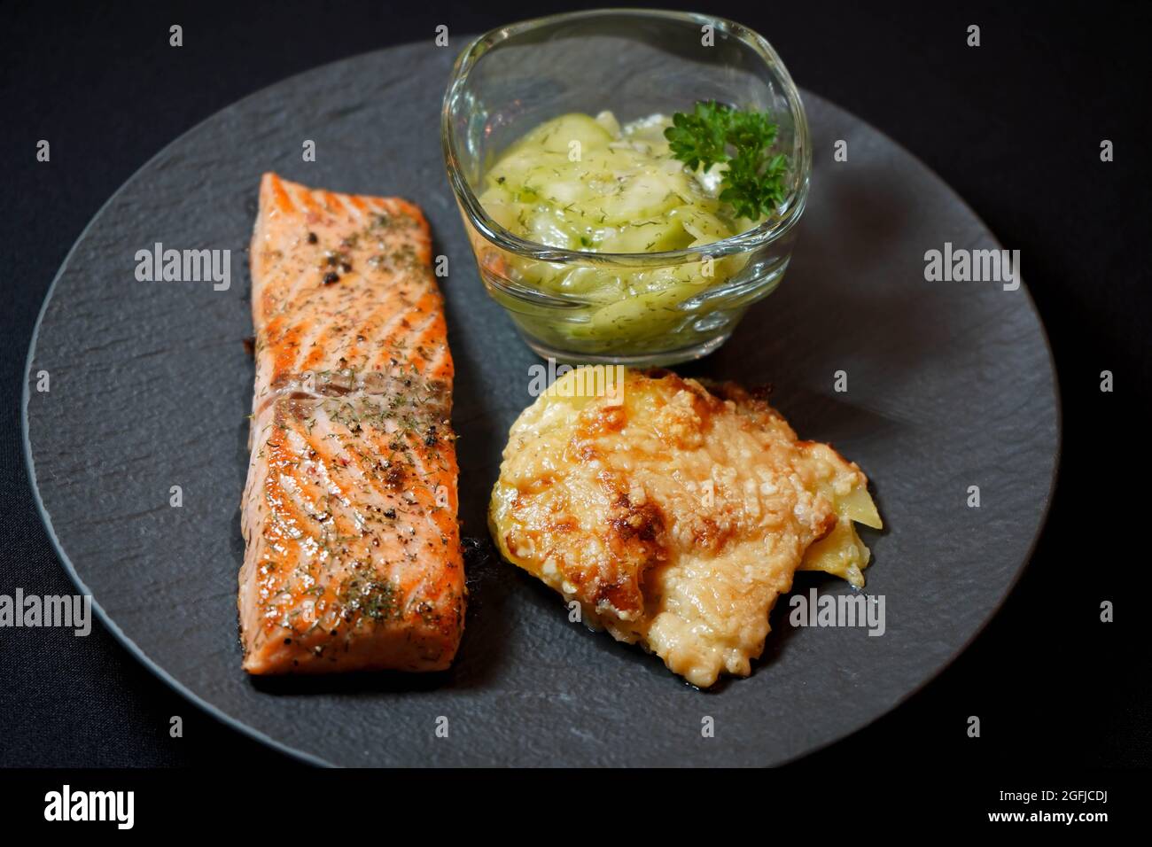 Gegrilltes steak mit kartoffelgratin -Fotos und -Bildmaterial in hoher ...