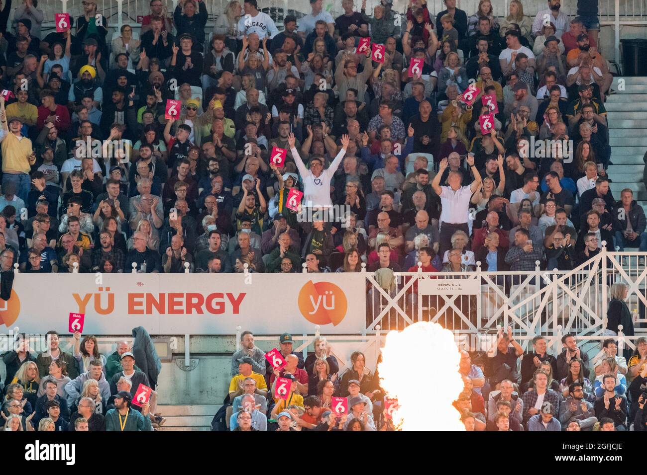 Nottingham, Nottinghamshire, England, Großbritannien. August 2021. Zuschauer genießen ein Cricket-Spiel mit Flutlicht während der Vitality Blast T20 Quarter Finals, Notts Outlaws gegen Hampshire Hawks auf dem Cricket-Platz in der Trent Bridge. Quelle: Alan Beastall/Alamy Live News. Stockfoto