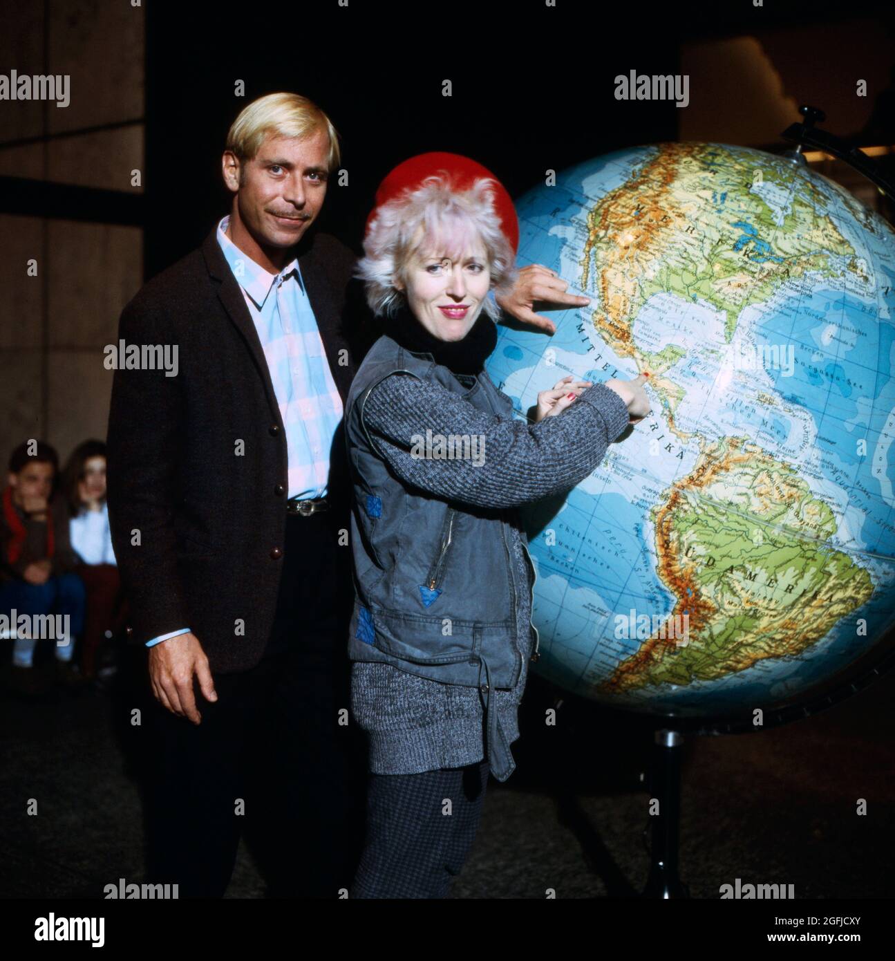 Terminal Darling, TV Film, 1985, Szene: Sängerin Annette Humpe mit Uli Maier und einem Globus. Terminal Darling, Fernsehfilm, 1985, Szene: Die deutsche Pop-Sängerin Annette Humpe mit Uli Maier und einem Globus. Stockfoto