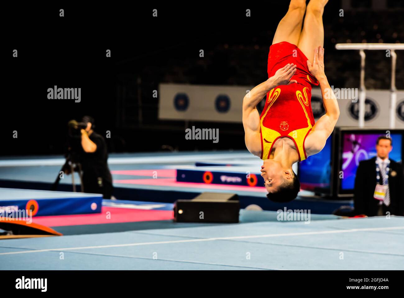 Die chinesische Kunstturnerin Caisong Zhou steht in salto beim Weltcup-Turnfest in Melbourne auf dem Kopf. Stockfoto