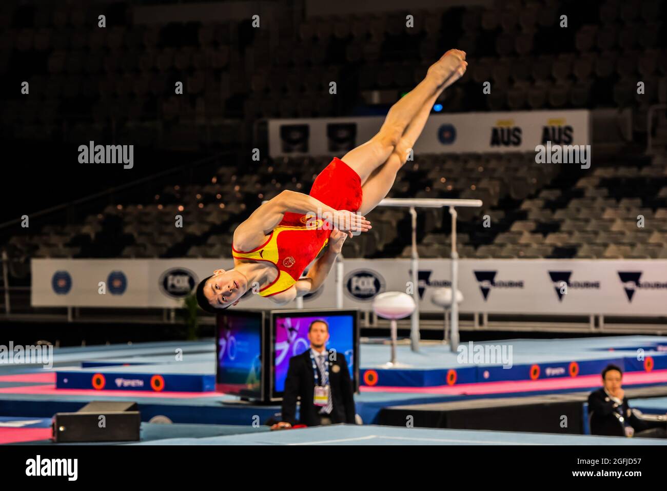 Die chinesische Kunstturnerin Caisong Zhou fliegt während der Ausführung von salto während der Bodenübung beim Weltcup-Gymnastik in Melbourne. Stockfoto