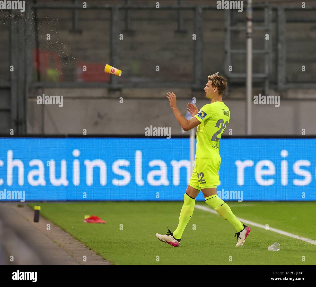 firo: 25.08.2021, Fußball, 3. Bundesliga, Saison 2021/2022, MSV Duisburg - SV Wehen Wiesbaden 0: 2 Maximilian THIEL, Arbeit, Jubel nach 0: 2, Bierbecher fliegen Stockfoto