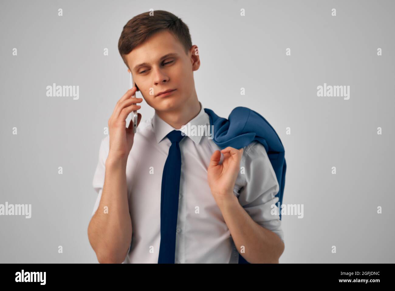 Business-Mann im Hemd mit Krawatte reden am Telefon professionelle Arbeit  Stockfotografie - Alamy