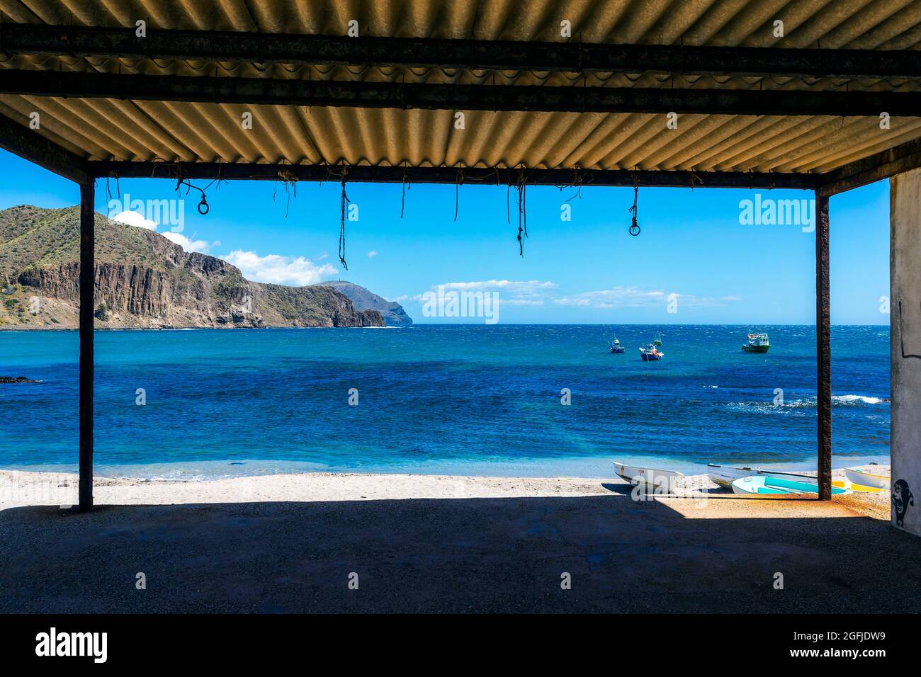 Landschaft des Küstengebiets Cabo de Gata, Provinz Almeria, Andalusien, Spanien. Landschaft der Mittelmeerküste aus dem Dorf La Isleta Stockfoto