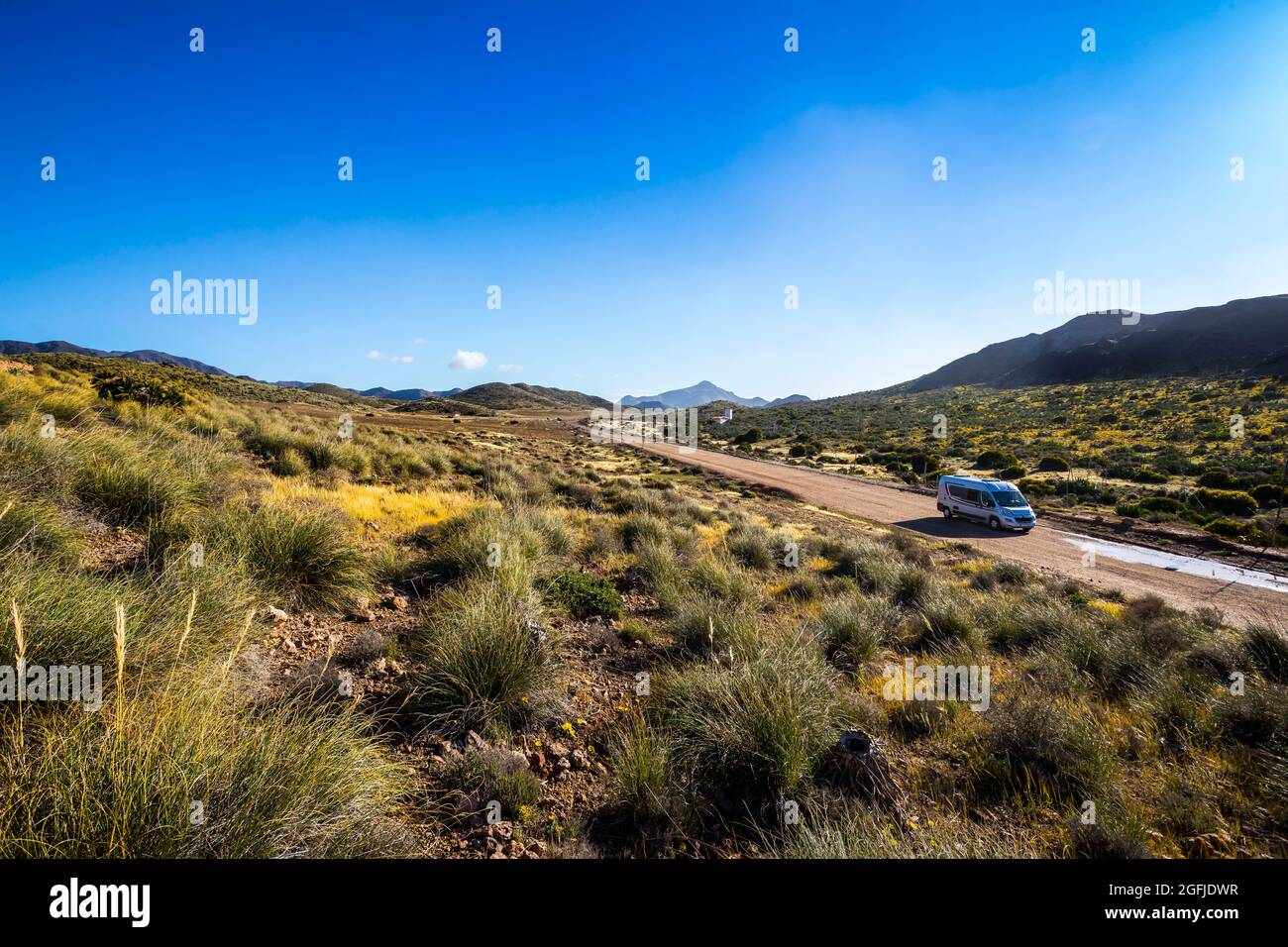 Landschaft des Küstengebiets Cabo de Gata, Provinz Almeria, Andalusien, Spanien. RV auf einem Feldweg in der Wüste Tabernas Stockfoto