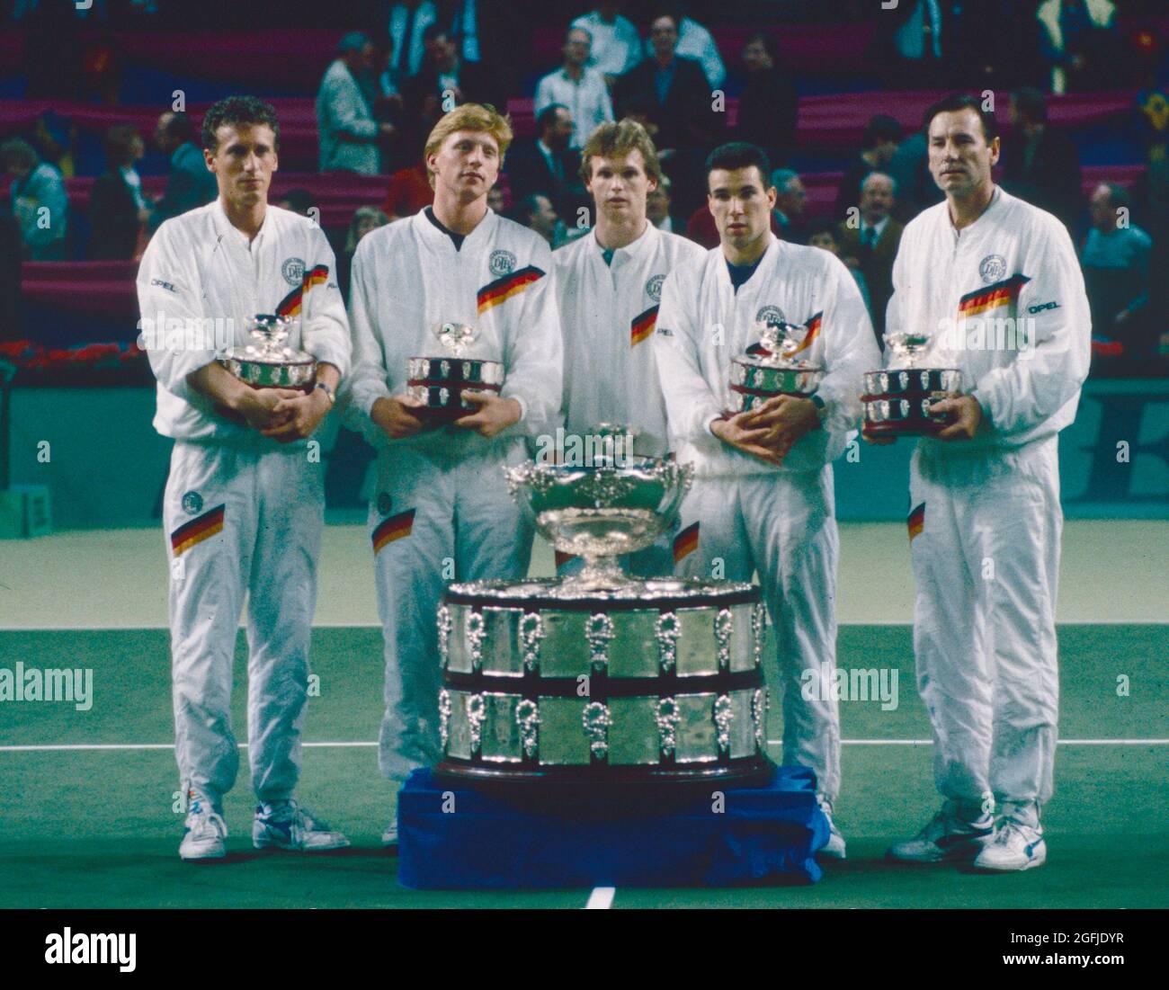 Deutsche Tennismannschaft feiert den Sieg mit den Trophäen, Davis Cup, Deutschland 1989 Stockfoto