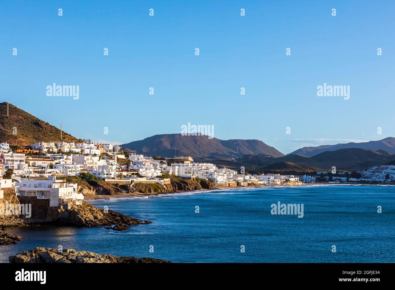 Landschaft des Küstengebiets Cabo de Gata, Provinz Almeria, Andalusien, Spanien. Das Dorf San Jose und seine weiß getünchten Häuser entlang der Medite Stockfoto