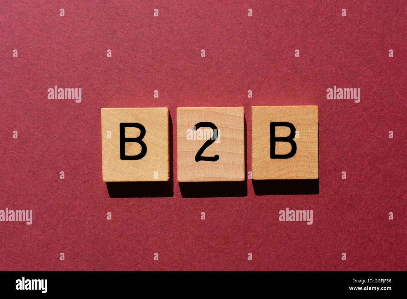 B2B, Akronym für Business to Business in Holzbuchstaben, isoliert auf dem Hintergrund als Bannerüberschrift Stockfoto