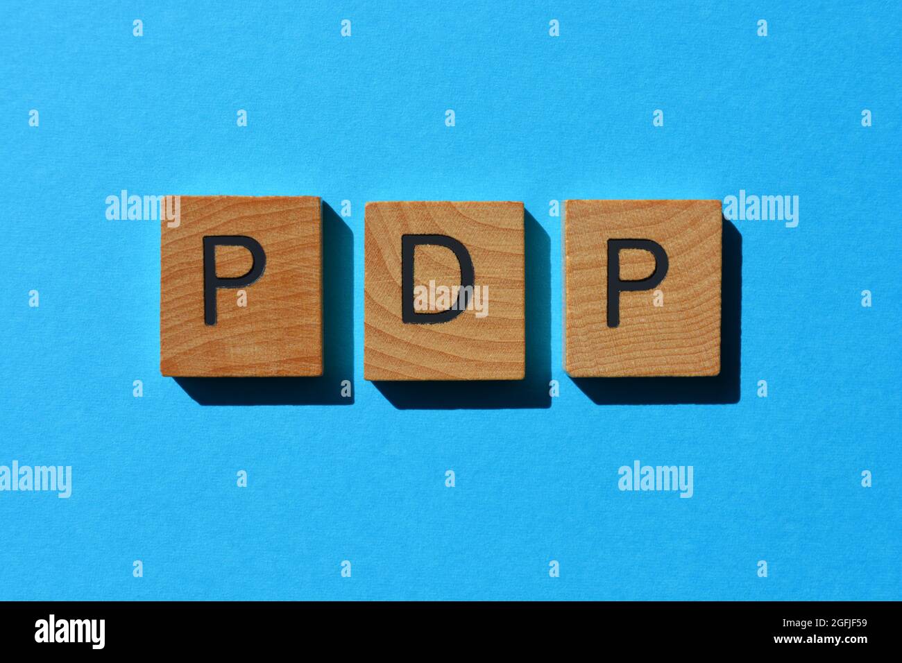 PDP, Akronym für Personal Development Plan, in Holzbuchstaben, isoliert auf blauem Hintergrund Stockfoto PDP, Akronym für Personal Development Plan, in Holzbuchstaben, isoliert auf blauem Hintergrund Stockfoto