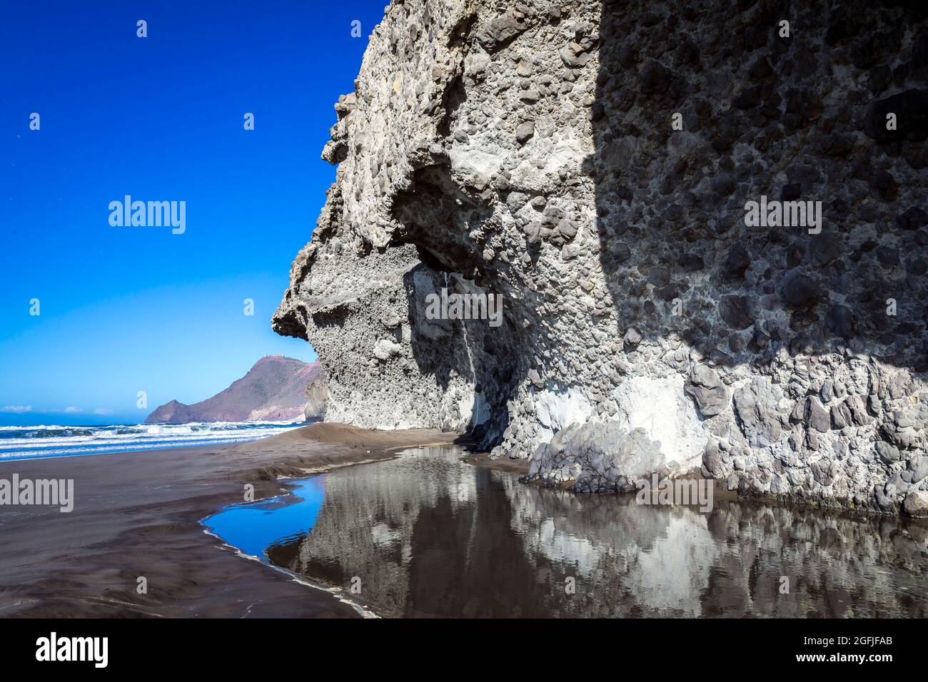 Landschaft des Küstengebiets Cabo de Gata, Provinz Almeria, Andalusien, Spanien. Strand Playa de Monsul an der Mittelmeerküste, Cabo de Gata N Stockfoto