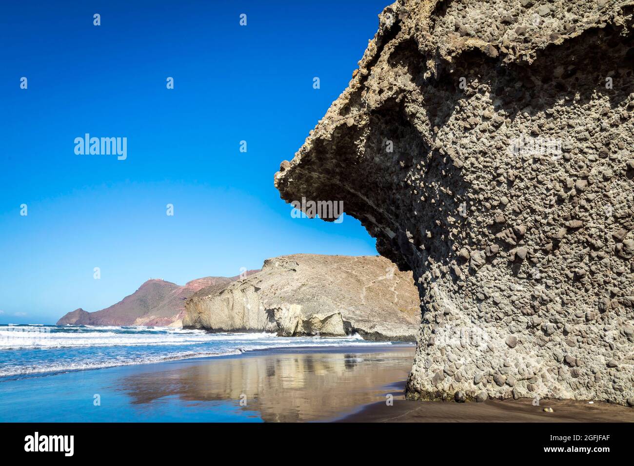 Landschaft des Küstengebiets Cabo de Gata, Provinz Almeria, Andalusien, Spanien. Strand Playa de Monsul an der Mittelmeerküste, Cabo de Gata N Stockfoto