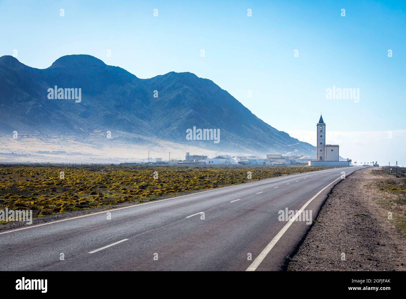 Landschaft des Küstengebiets Cabo de Gata, Provinz Almeria, Andalusien, Spanien. Überblick über die Küste und die Kirche von Las Salinas de Cabo de Gata Stockfoto