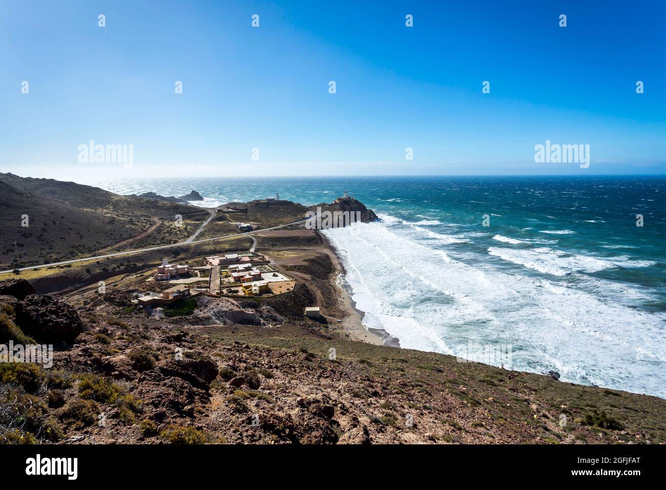 Landschaft des Küstengebiets Cabo de Gata, Provinz Almeria, Andalusien, Spanien. Übersicht über die Küste mit dem Strand und dem Leuchtturm von Cabo de Stockfoto