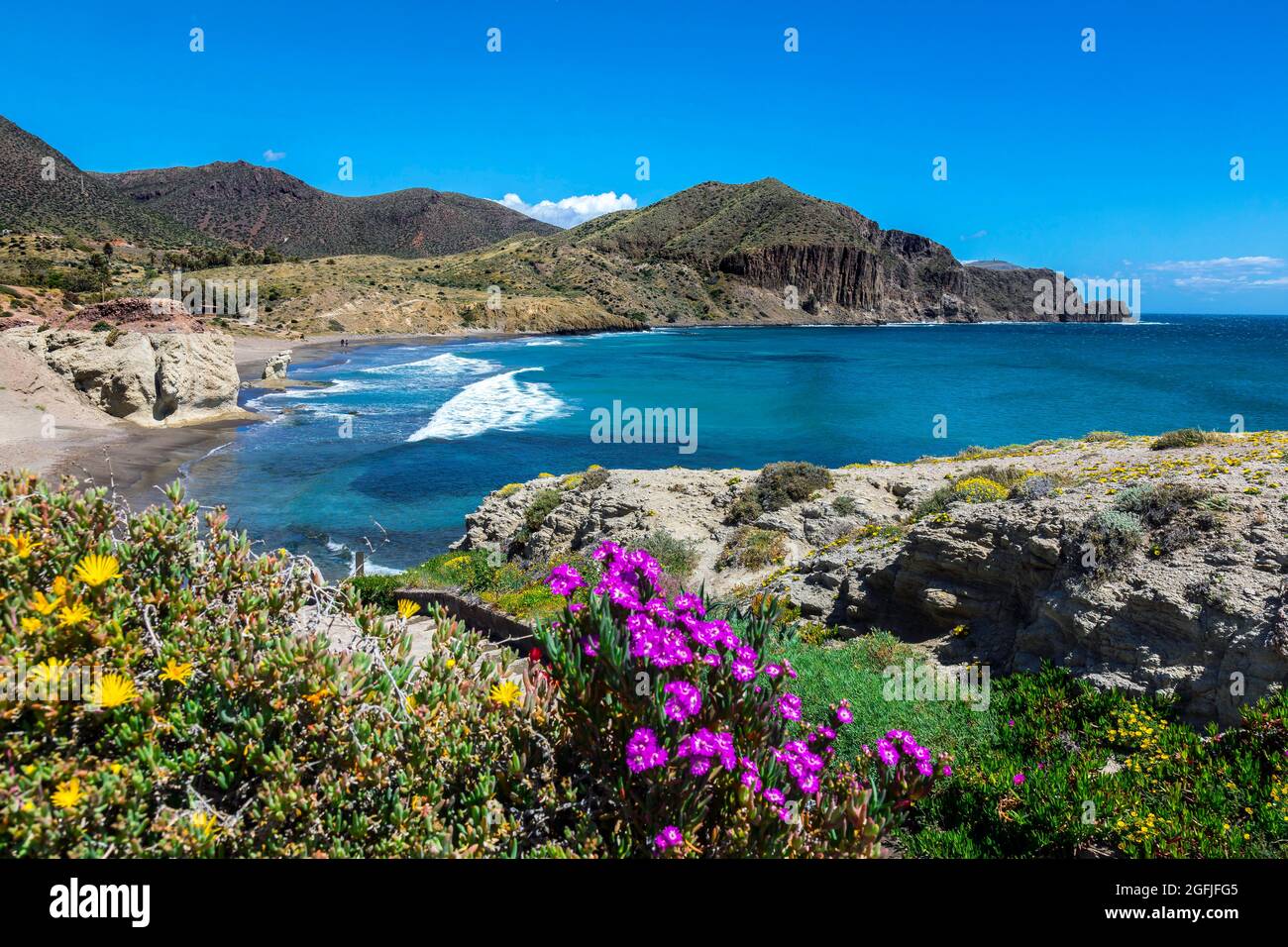 Landschaft des Küstengebiets Cabo de Gata, Provinz Almeria, Andalusien, Spanien. Landschaft der Mittelmeerküste vom Dorf La aus gesehen Stockfoto