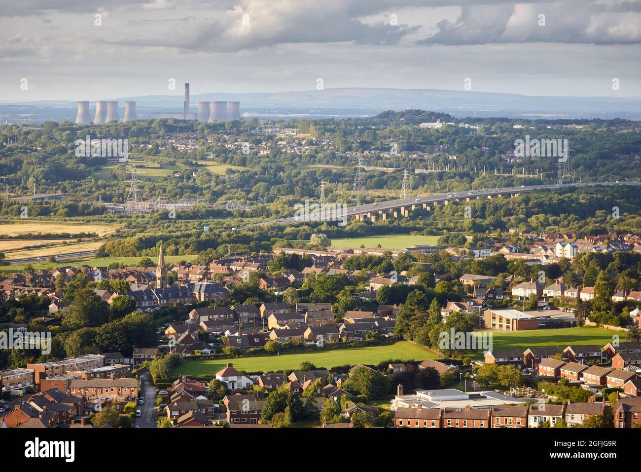 Frodsham Cheshire West und Chester M56 Weaver Viadukt, das die Hochwasserebene und den River Weaver überquert, sowie das Fiddlers Ferry Power Station Stockfoto