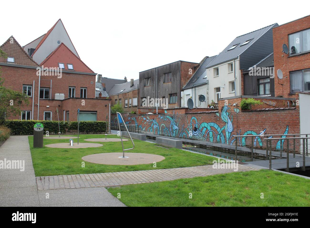 MECHELEN, BELGIEN, 1. AUGUST 2021: Der kleine öffentliche Park im Stadtzentrum: 'Rik Wouterstuin' in Mechelen. Der 2016 eröffnete Park ist eine Hommage an den Künstler Rik Stockfoto
