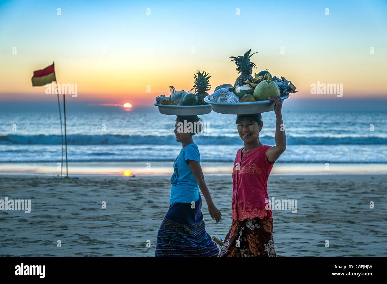 Myanmar. Ngapali. Arakan. Bengal Golfplatz. Frauen verkaufen Früchte am Strand Stockfoto