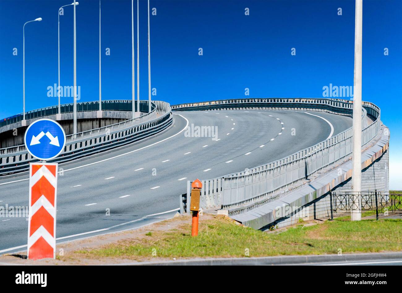 Viadukt Straßenmarkierung Asphalt und Straßenschild Stockfoto