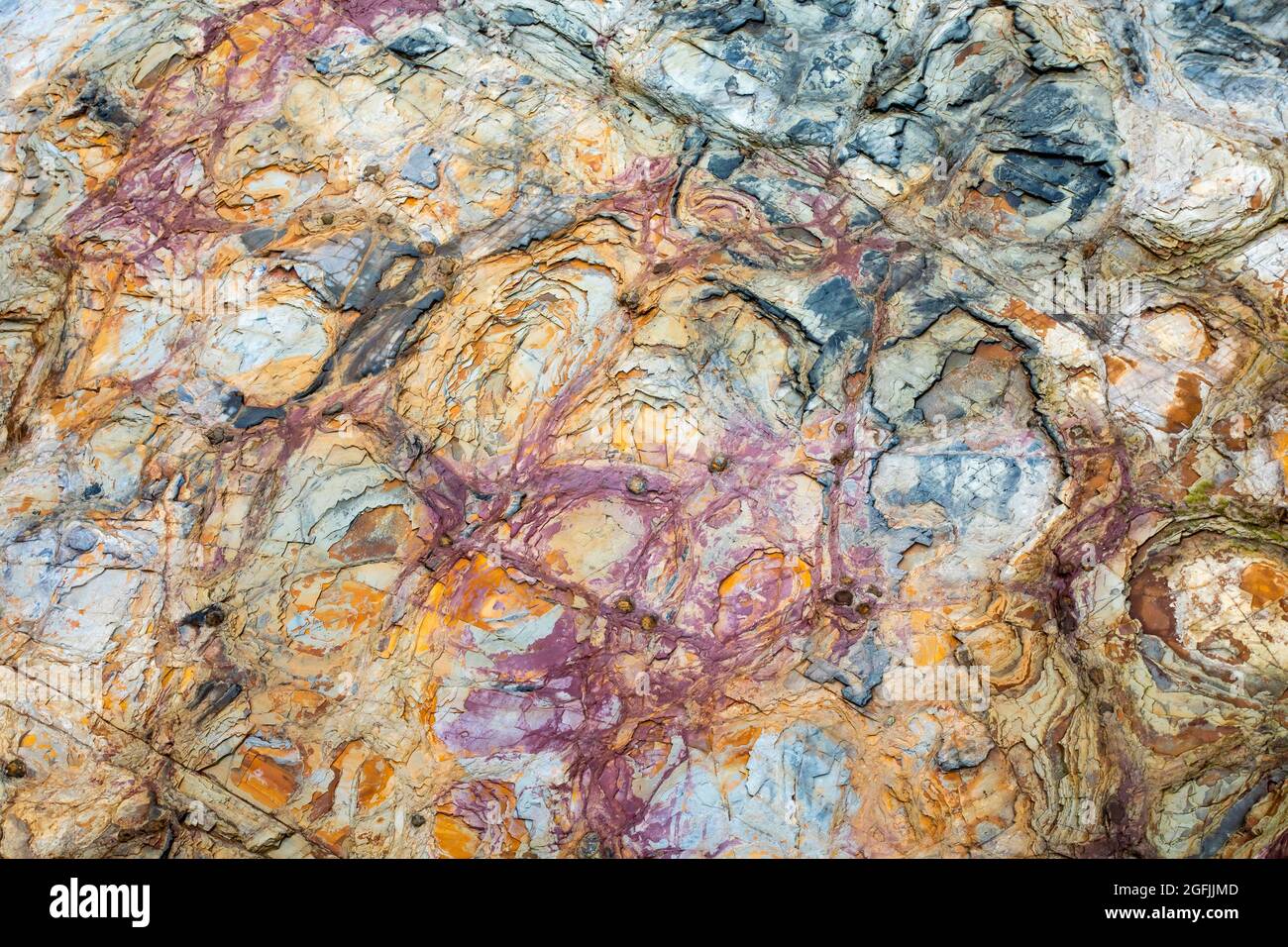 Plouha (Bretagne, Nordwestfrankreich) Felsen am Strand von Brehec. Geologische Bildung in der Bucht von Brehec: Roter Felsen, berühmte geologische Stätte Stockfoto