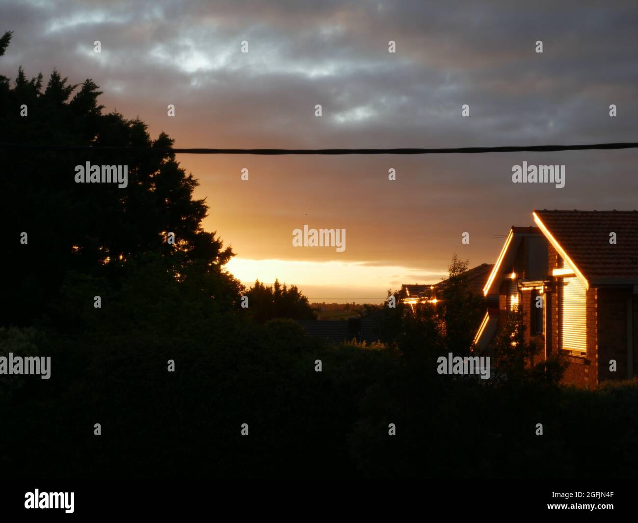 Sonnenaufgang am frühen Morgen in einem schönen Sommer. Stockfoto