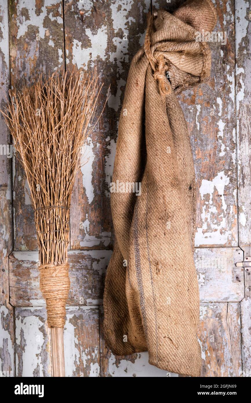 Die Instrumente der Arbeit der Epiphanie, Zauberbesen und viel Kohle Stockfoto