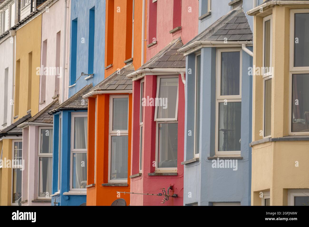 Farbige Reihenhäuser in Criccieth North Wales Stockfoto